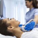 procedimento de punção da tireoide